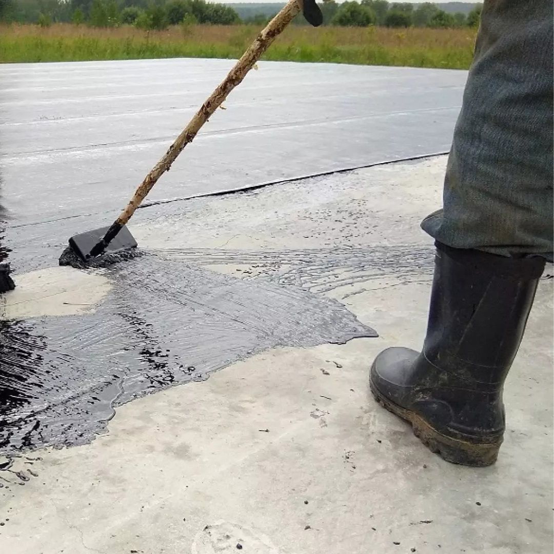 A impermeabilização protege as estruturas contra a umidade, evitando problemas que podem comprometer a integridade do imóvel.
