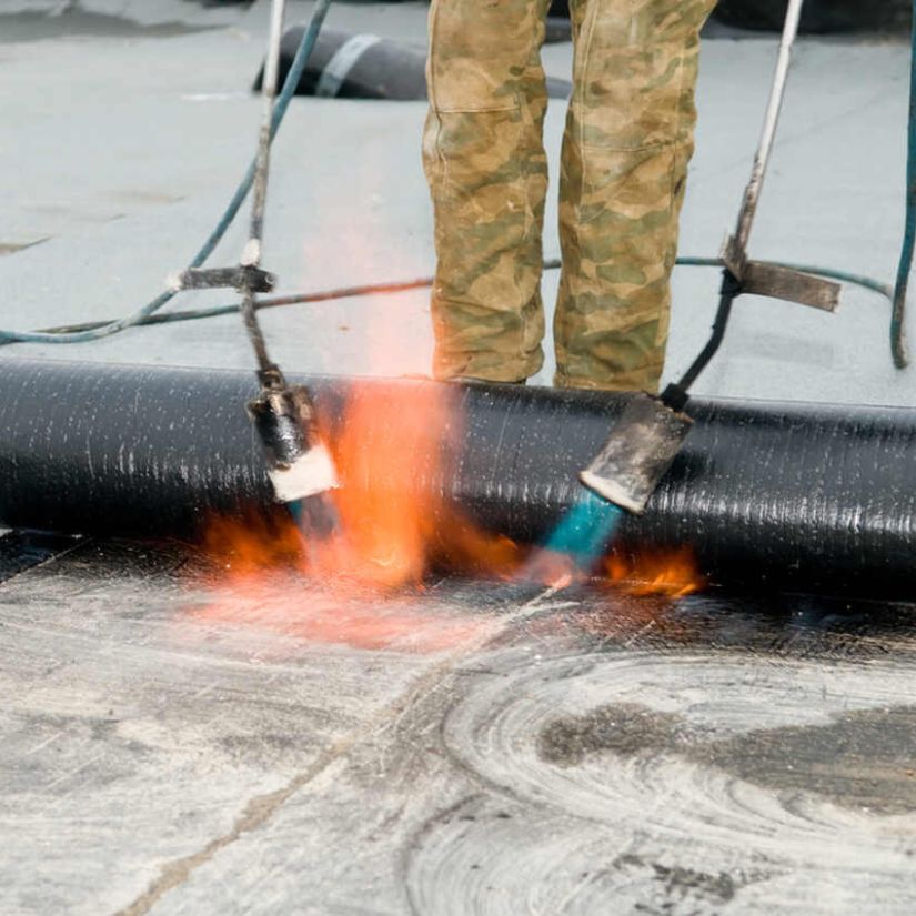 Manta Asfáltica e Membrana Líquida:  Um Guia Completo para Aplicações.