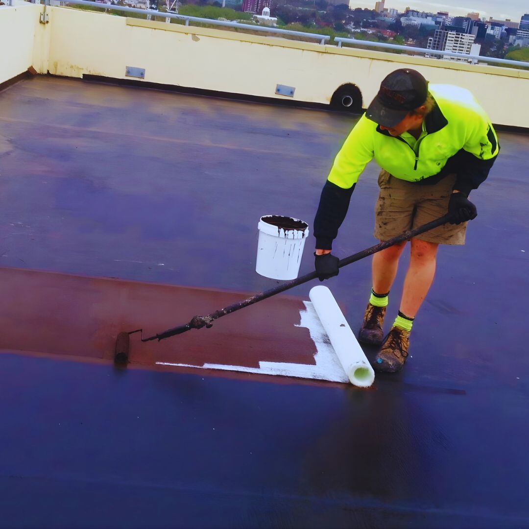 A impermeabilização é um processo essencial que envolve a aplicação de materiais específicos para criar uma barreira protetora em superfícies, como lajes e paredes.