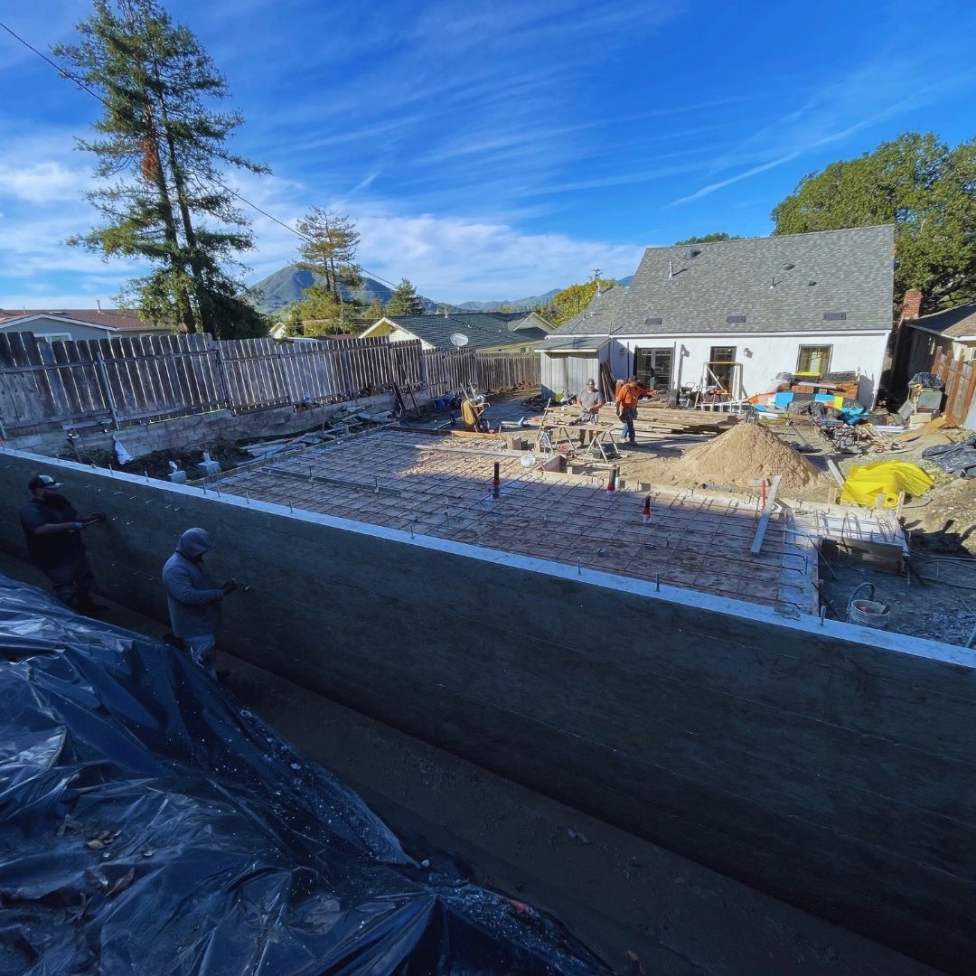 A impermeabilização de muros de arrimo é essencial para preservar a integridade estrutural e evitar problemas como infiltrações, manchas e mofo.