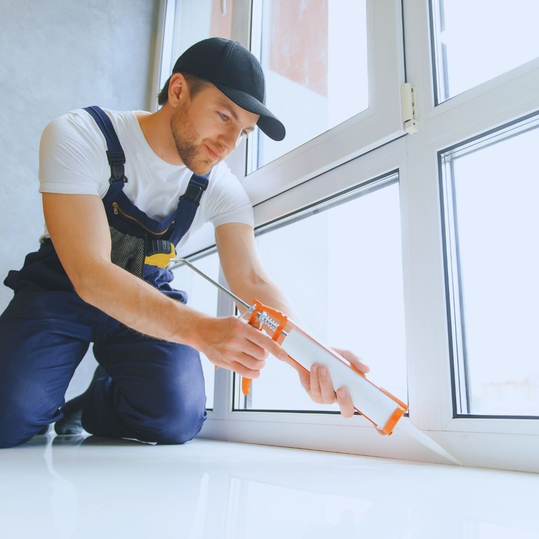 Os selantes desempenham um papel crítico em construções, garantindo a vedação eficaz de fachadas e outras superfícies.