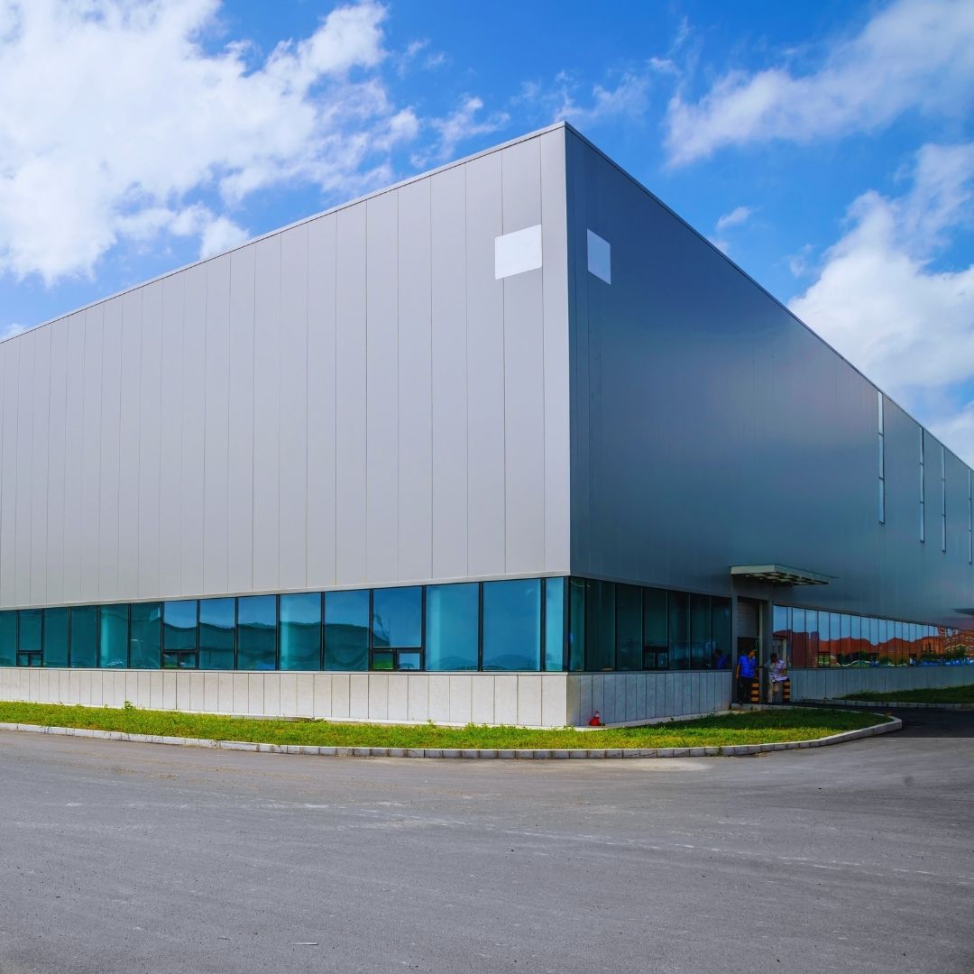 A engenharia e a arquitetura industrial encontram nos telhados de aço ou zinco uma excelente solução em termos de leveza, velocidade de montagem e custo-benefício. No entanto, a impermeabilização de coberturas metálicas é fundamental para prevenir infiltrações, conter a oxidação (ferrugem) e aumentar a vida útil de galpões e edifícios comerciais.