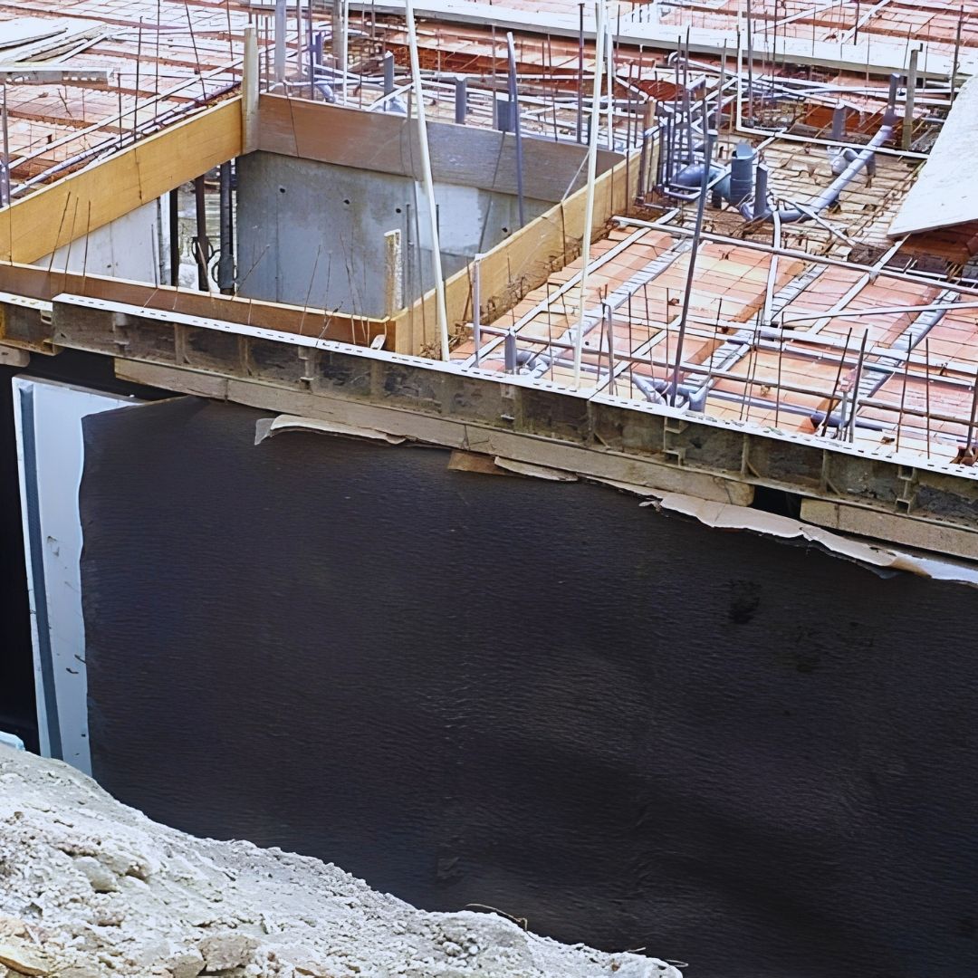 O desenvolvimento da engenharia civil e da arquitetura moderna exige soluções que unam alto desempenho técnico, agilidade no canteiro de obras e respeito ao meio ambiente. Nesse cenário de constante evolução tecnológica, compreender o que são geocompostos e onde aplicá-los tornou-se um diferencial indispensável para projetistas e construtores.