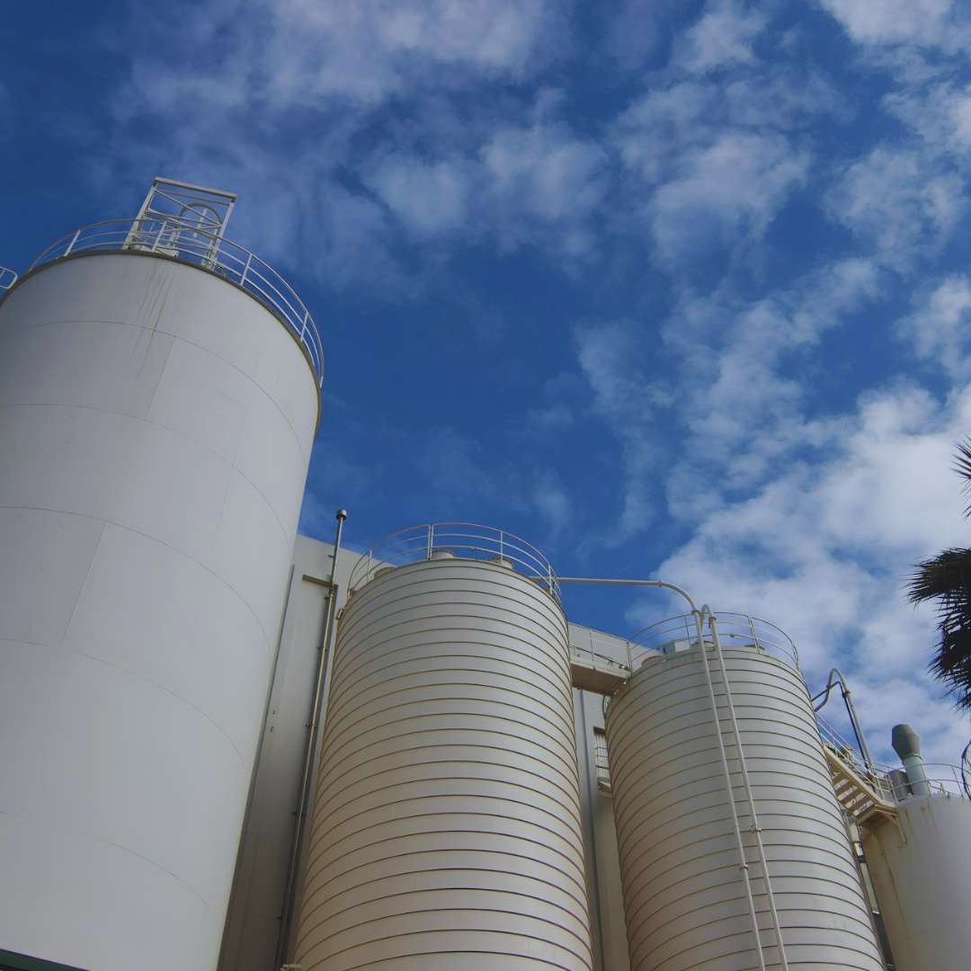 Paradas não programadas em tanques de armazenamento geram prejuízos pesados na indústria. A impermeabilização de reservatórios industriais protege as estruturas de concreto ou metal contra corrosão, vazamentos e contaminação de líquidos.